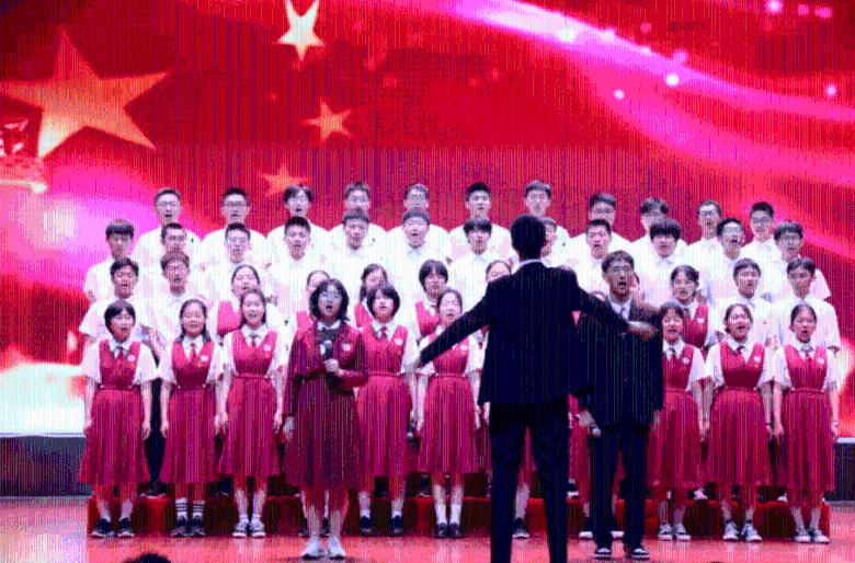 凯莉詹娜一袭黑色薄纱透视裙出街巴黎,耐心为粉丝签名,魅力时尚