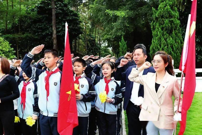 我电脑系统彻底被我弄烂了，但还是可以正常进行开关机。我想用大白菜重装一下系统。我对电脑不是很懂。